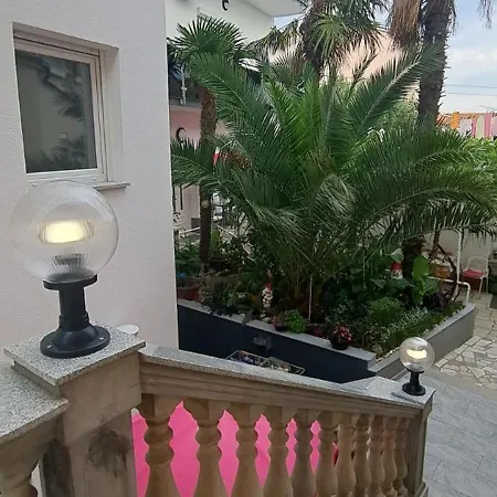 Apartman Ema *